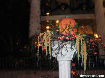hautned mansion holiday decoration